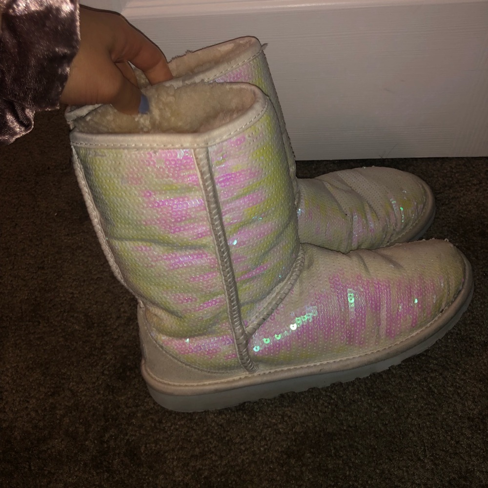 UGGS - Picture 2 of 3